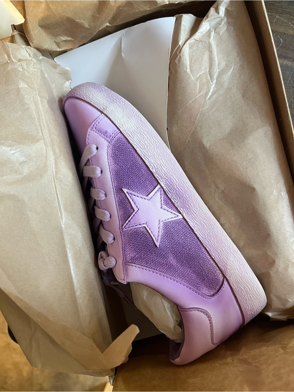 Women’s Lilac Low-Top Star Accent Sneaker